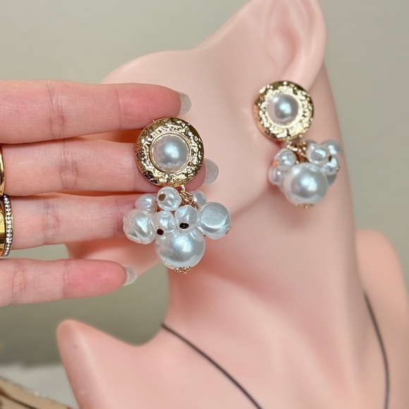 ⚜️ Elegant Pearl Cluster Earrings - Picture 7 of 7